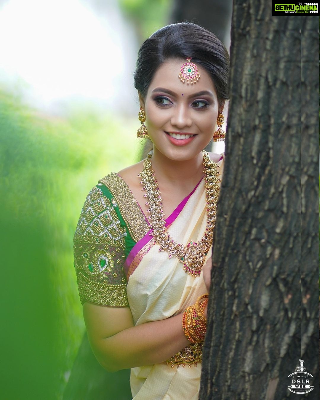 Pavithra Janani Instagram - Fate doesn’t care about ur plans ☺️ Mua @sukarmakeupartist Hairstylist @deepika_hairstyles Jewelleries @new_ideas_fashions Pc @dslr_wee Sareedrapist @style_ur_drape_with_gifty Outfit @ravikkai_selai Flowers @mayur_bridal_flower #keepsmiling😊💕💜