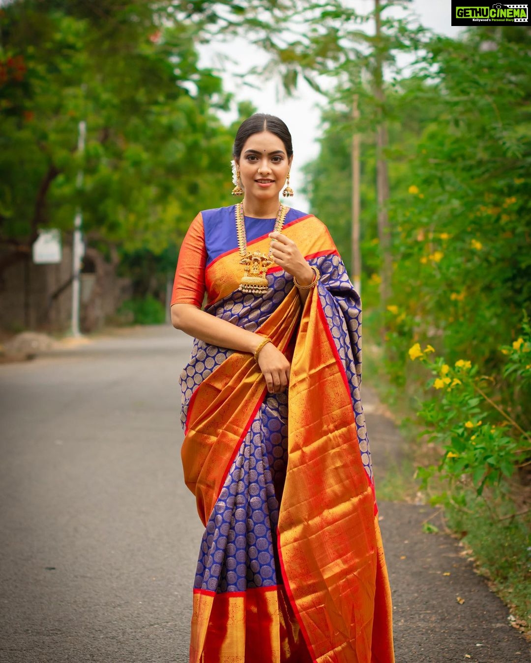 Pavithra Janani Instagram - The regal collection of authentic and vibrant Kanjivaram sarees from @kanchivmlsilks have left me in awe and the moment I laid my eyes on this beautiful drape I have fallen in love with its intricate details and vibrant hues.✨ Thank you @galoremedia.offl Saree @kanchivmlsilks Mua @essensemakeup Jewelleries @lumibellafashion Pc @dhiraviam_rajakumaran Link in bio #KanchiVMLSilks #Varamahalakshmisilks #SareeOfTheDay #Sareelove #sareefashion #sareecollection #sareesofinstagram #Kanchipattusaree #Kanchivaramsilks #pokeify #galoremedia