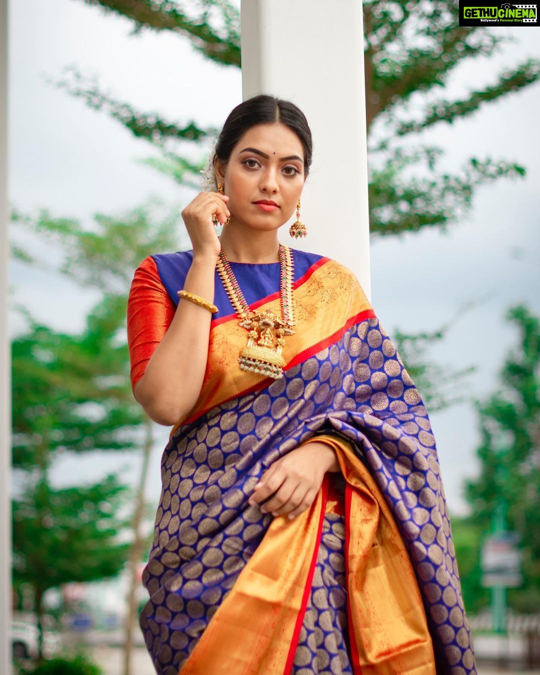 Pavithra Janani Instagram - The regal collection of authentic and vibrant Kanjivaram sarees from @kanchivmlsilks have left me in awe and the moment I laid my eyes on this beautiful drape I have fallen in love with its intricate details and vibrant hues.✨ Thank you @galoremedia.offl Saree @kanchivmlsilks Mua @essensemakeup Jewelleries @lumibellafashion Pc @dhiraviam_rajakumaran Link in bio #KanchiVMLSilks #Varamahalakshmisilks #SareeOfTheDay #Sareelove #sareefashion #sareecollection #sareesofinstagram #Kanchipattusaree #Kanchivaramsilks #pokeify #galoremedia