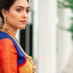 Pavithra Janani Instagram - The regal collection of authentic and vibrant Kanjivaram sarees from @kanchivmlsilks have left me in awe and the moment I laid my eyes on this beautiful drape I have fallen in love with its intricate details and vibrant hues.✨ Thank you @galoremedia.offl Saree @kanchivmlsilks Mua @essensemakeup Jewelleries @lumibellafashion Pc @dhiraviam_rajakumaran Link in bio #KanchiVMLSilks #Varamahalakshmisilks #SareeOfTheDay #Sareelove #sareefashion #sareecollection #sareesofinstagram #Kanchipattusaree #Kanchivaramsilks #pokeify #galoremedia