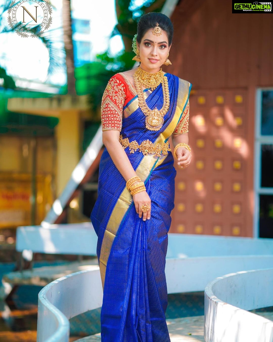Pavithra Janani Instagram - When life gets blurry adjust your focus 💙 MUA : @nivemakeupartist Hairdo : @haripriyamakeupartist Blouse : @j2fashions Saree : @meshira.in Jewellery : @new_ideas_fashions Flower @yuki_bridal Behind the lens @kalairavichandran_ #lovedthislooks😍