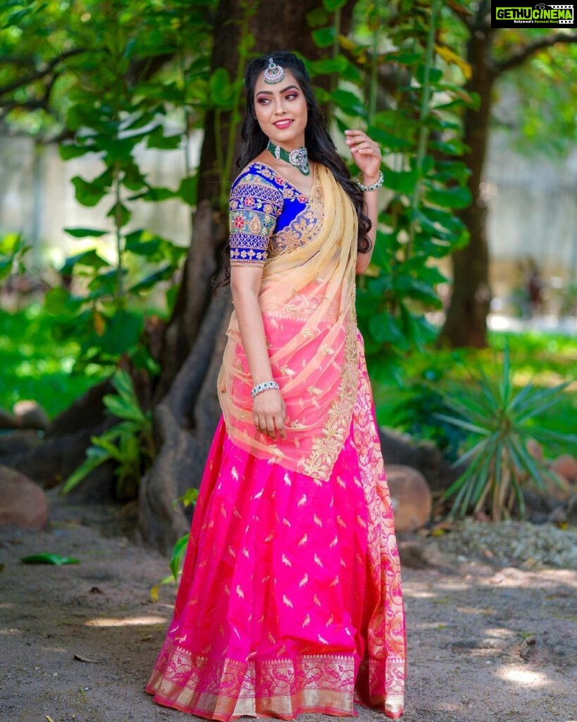 Pavithra Janani Instagram - When life gets blurry adjust your focus 💙 MUA : @nivemakeupartist Hairdo : @haripriyamakeupartist Blouse : @j2fashions Saree : @meshira.in Jewellery : @new_ideas_fashions Flower @yuki_bridal Behind the lens @kalairavichandran_ #lovedthislooks😍