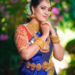 Pavithra Janani Instagram - When life gets blurry adjust your focus 💙 MUA : @nivemakeupartist Hairdo : @haripriyamakeupartist Blouse : @j2fashions Saree : @meshira.in Jewellery : @new_ideas_fashions Flower @yuki_bridal Behind the lens @kalairavichandran_ #lovedthislooks😍