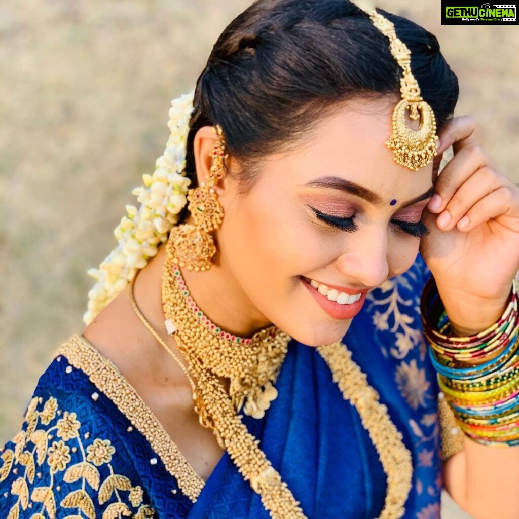 Pavithra Janani Instagram - Blue color concept @pavi_editzz Saree @ashas_womens_collection Blouse @yaradesigners Jewelleries @littlefingers_bridal_jewellery Hairstylist @haritharavi0711 Makeup the great 😜 @pavithra.janani 😉 Thank u so much everyone thanks a lot for ur constant support 😍 #malar #eeramaneyrojavey🌹