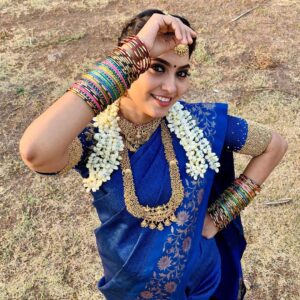 Pavithra Janani Instagram - Blue color concept @pavi_editzz 
Saree @ashas_womens_collection 
Blouse @yaradesigners 
Jewelleries @littlefingers_bridal_jewellery 
Hairstylist @haritharavi0711 
Makeup the great 😜 @pavithra.janani 😉

Thank u so much everyone thanks a lot for ur constant support 😍

#malar #eeramaneyrojavey🌹