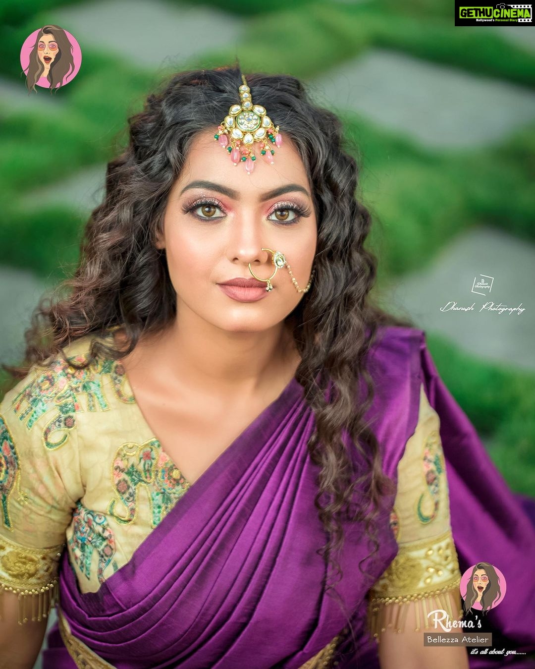 Pavithra Janani Instagram - I am simply myself with chopstick curls 😜 Shoot for : @rhemas_bellezza_atelier MUA: @rhemas_bellezza_atelier HAIRSTYLIST: @ratnamakeupartist WARDROBE COURTESY: @jyotishdhiwakar.vastramvesture JEWELLERY: @aarabridaljewels DOP: @dhanush__photography LOCATION: @ajgardens_ 😈
