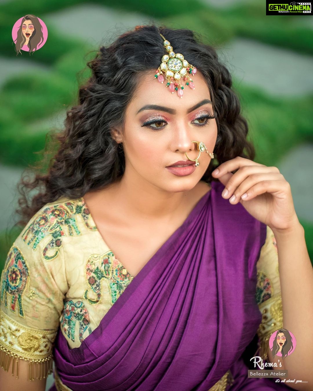 Pavithra Janani Instagram - I am simply myself with chopstick curls 😜 Shoot for : @rhemas_bellezza_atelier MUA: @rhemas_bellezza_atelier HAIRSTYLIST: @ratnamakeupartist WARDROBE COURTESY: @jyotishdhiwakar.vastramvesture JEWELLERY: @aarabridaljewels DOP: @dhanush__photography LOCATION: @ajgardens_ 😈