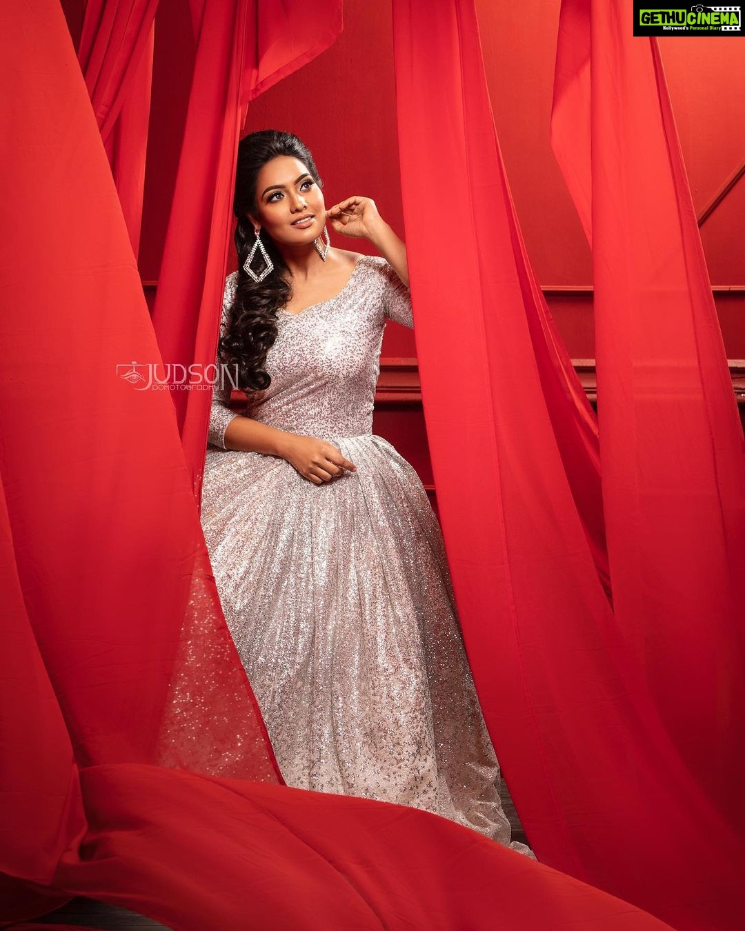 Pavithra Janani Instagram - At times Iβm a mystery to myself π #conceptsbygasudesingersstudio Concept & styling : @sugu_star costumes : @hemas_gasu_designers_studio @gasudesigners Make up : @uoonik_makeup_artistry photography : @alex_judeson Designers : @ramu_venkat87 @sugu_star #hemasgasudesignersstudio #gasudesignersstudio