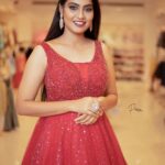 Pavithra Janani Instagram - ❤️ Muah @deepikamakeoverartistry Pc @praveenphtography Retouch @__pslr__ Assist @mr_lens.man Jewelry @swarnaprabu Costume @diadembridal