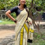 Pavithra Janani Instagram - 🖤 Pc @udhayakumar_u_k 😜 Thank u @remyaa_joseph for helping me to drape☺️ #adavancehappyonam #firtstimetryingthis #settumundu #celebratingallfestivals
