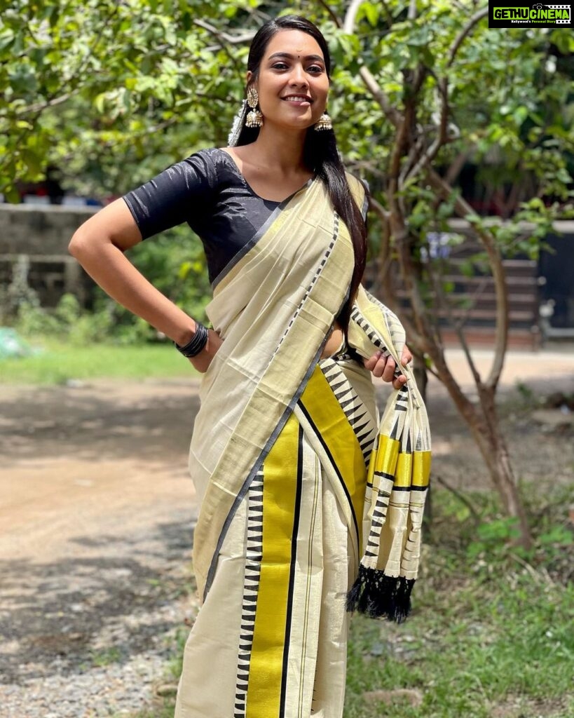 Pavithra Janani Instagram - 🖤 Pc @udhayakumar_u_k 😜 Thank u @remyaa_joseph for helping me to drape☺ #adavancehappyonam #firtstimetryingthis #settumundu #celebratingallfestivals