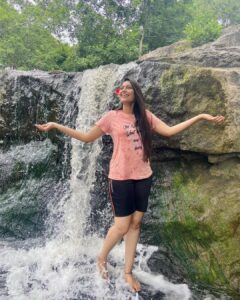 Pavithra Janani Instagram - Unplanned trips r the best ☺️❤️🧿

@tharsika_tharshi @barath_blze @deepakjithu @rbpixels_80d 
thanks for taking care of me guys 😉❤️

#parvathamalai🕉️🔱🐚 #divinevibes🔱 #tenthouse⛺ #yelagiridiaries #onspotshopping #roadsidefood #lovetotravel❤️ #bheemafalls #bestexperiences #positivevibesonly✨
