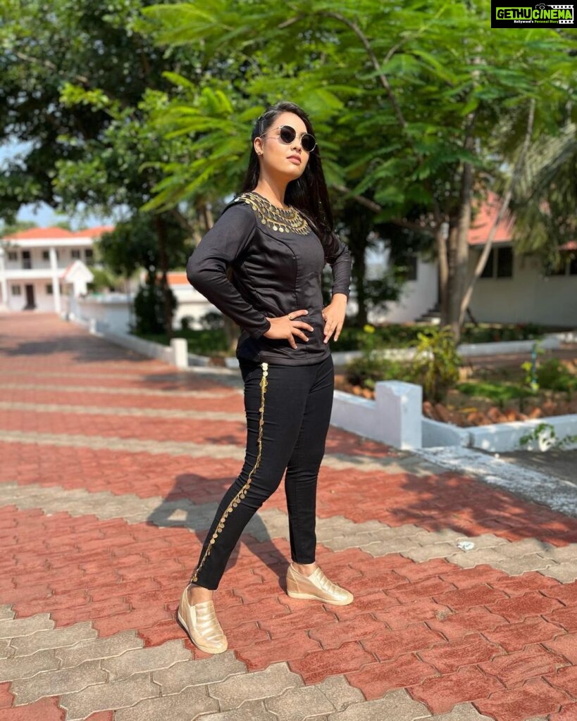 Pavithra Janani Instagram - 🖤 #vijaynatchathirakondaattam