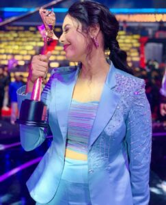 Pavithra Janani Instagram - It takes complete pride in holding ‘the best performer’ for thendral vandhu ennai thodum. The word performer has given me the confidence and responsibility to keep me grounded and chasing my goals. 
Utmost gratitude in thanking @vijaytelevision in keeping up through out faith in me @chandru_duraiyappa for the guidance professionally @praveen.bennett for chiselling me into the little whatever I’m today @kabeez_dir for bringing ‘abhi’ to life. Thanks to my production house Thalir productions and all the technicians and my fellow artists who have changed my dull days into bright ones. My special thanks to my voice artist @gg_thevoiceartiste 
Also the entire costume and creative team who backed up my ensemble for my spl event
Outfit @yaradesigners 
Mua @essensemakeup 
Hairstylist @makeoverbykarthika 
Pc @sinty_boy 
Lastly to all my social media supporters who have been my pillars , always stood by me and respected whatever I do 
Thanks for all the love and effort

#vijaytelevisionawards