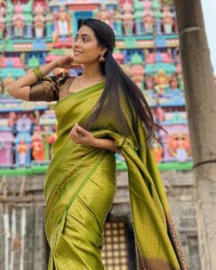 Pavithra Janani Instagram - Fashion has to reflect who you are , just wear what makes you happy .if you're happy it's a great outfit ,Six yard of sheer elegance makes me more comfortable. This saree is from @jessitrends Do check out for variety of collections with best customer service

Pc @udhayakumar_u_k 😉❤️

Happy Tamil new year ❤️

#justsareevibes #swipeleftformorepics📸