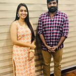 Pavithra Janani Instagram - @actorvijaysethupathi , an emotion that has travelled from the time I have known cinema!! A person that I have adored before I met him, and the respect has increased mountains post this meet! How can a huge personality be so heart warming&down to earth..? The meaningful conversations with him will be etched in my heart❤️ A pre birthday surprise that will be cherished forever !! This one has to be the best…purely a fan girl moment 💜 Thank u @syamanthakiran for creating this moment and @rio.raj for making this happen!! #prebirthdaysurprise #mostmemorabledayofmylife❣️#frozenmoment #fangir #kumudhahappyannachi l #vijaysethupathi