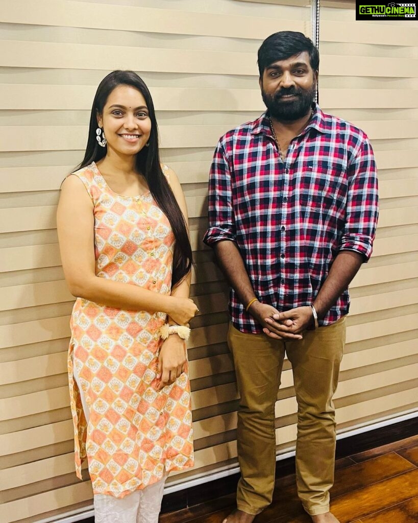 Pavithra Janani Instagram - @actorvijaysethupathi , an emotion that has travelled from the time I have known cinema!! A person that I have adored before I met him, and the respect has increased mountains post this meet! How can a huge personality be so heart warming&down to earth..? The meaningful conversations with him will be etched in my heart❤️ A pre birthday surprise that will be cherished forever !! This one has to be the best…purely a fan girl moment 💜 Thank u @syamanthakiran for creating this moment and @rio.raj for making this happen!! #prebirthdaysurprise #mostmemorabledayofmylife❣️#frozenmoment #fangir #kumudhahappyannachi l #vijaysethupathi