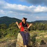 Pavithra Janani Instagram - Finally year end annmega payanam2022 With @tharsika_tharshi🫶🏻pc @barath_blze 😜 #kollihills⛰️ #agayagangaiwaterfalls #ettukai_amman_kovil #maasiperiyasaamitemple #trekking #onedaytrip #awesomeplaces #2022goals #travelawesome #blessed❤️ #thanksforeverything2022