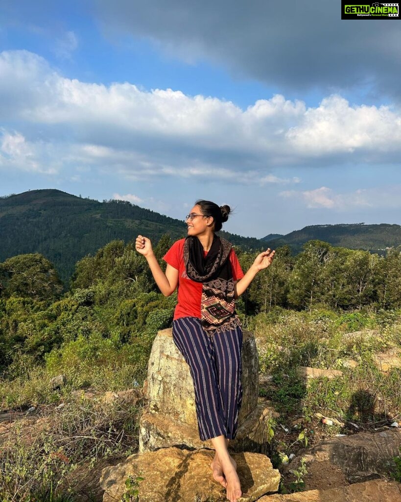 Pavithra Janani Instagram - Finally year end annmega payanam2022 With @tharsika_tharshi🫶🏻pc @barath_blze 😜 #kollihills⛰ #agayagangaiwaterfalls #ettukai_amman_kovil #maasiperiyasaamitemple #trekking #onedaytrip #awesomeplaces #2022goals #travelawesome #blessed❤ #thanksforeverything2022