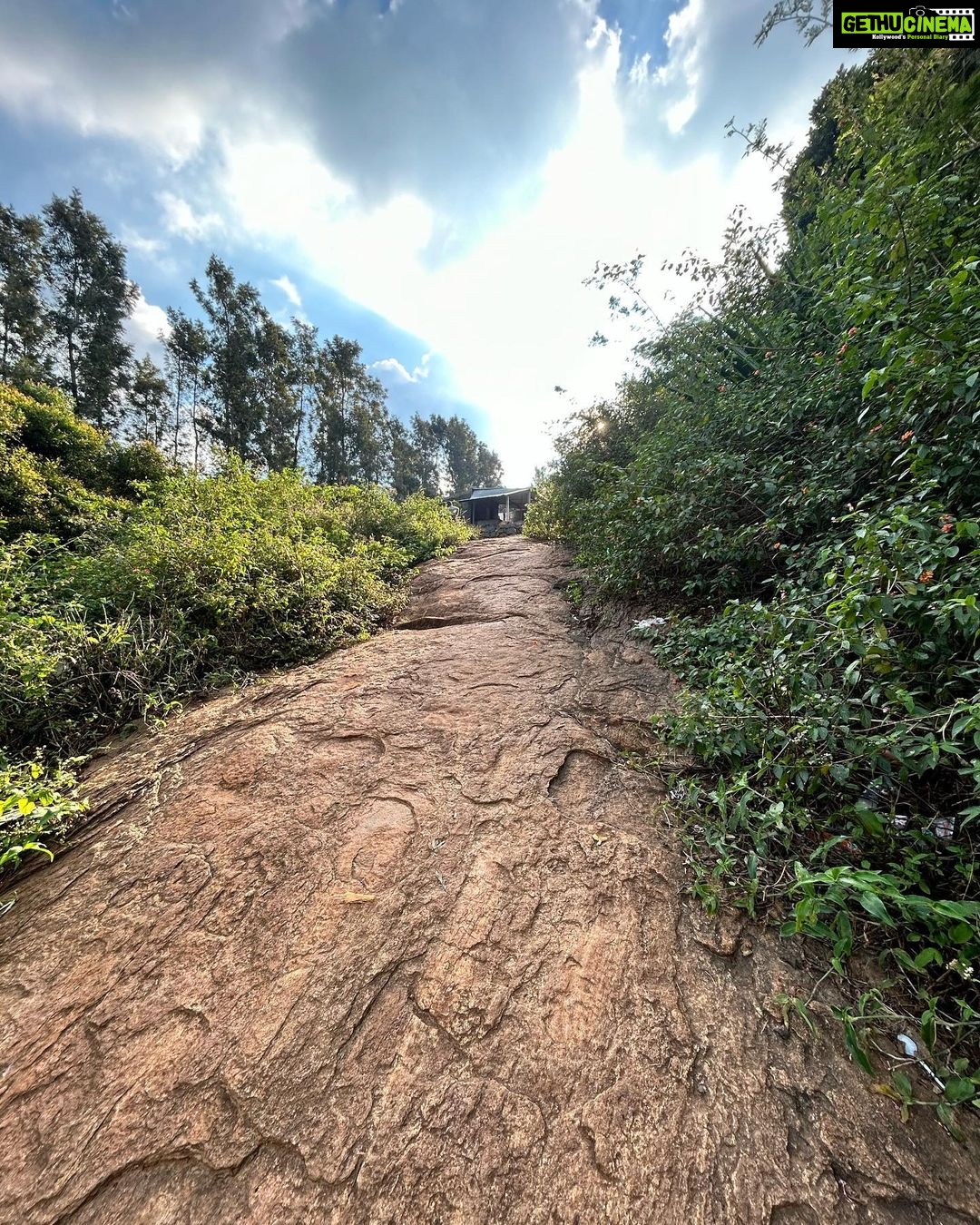 Pavithra Janani Instagram - Finally year end annmega payanam2022 With @tharsika_tharshi🫶🏻pc @barath_blze 😜 #kollihills⛰️ #agayagangaiwaterfalls #ettukai_amman_kovil #maasiperiyasaamitemple #trekking #onedaytrip #awesomeplaces #2022goals #travelawesome #blessed❤️ #thanksforeverything2022