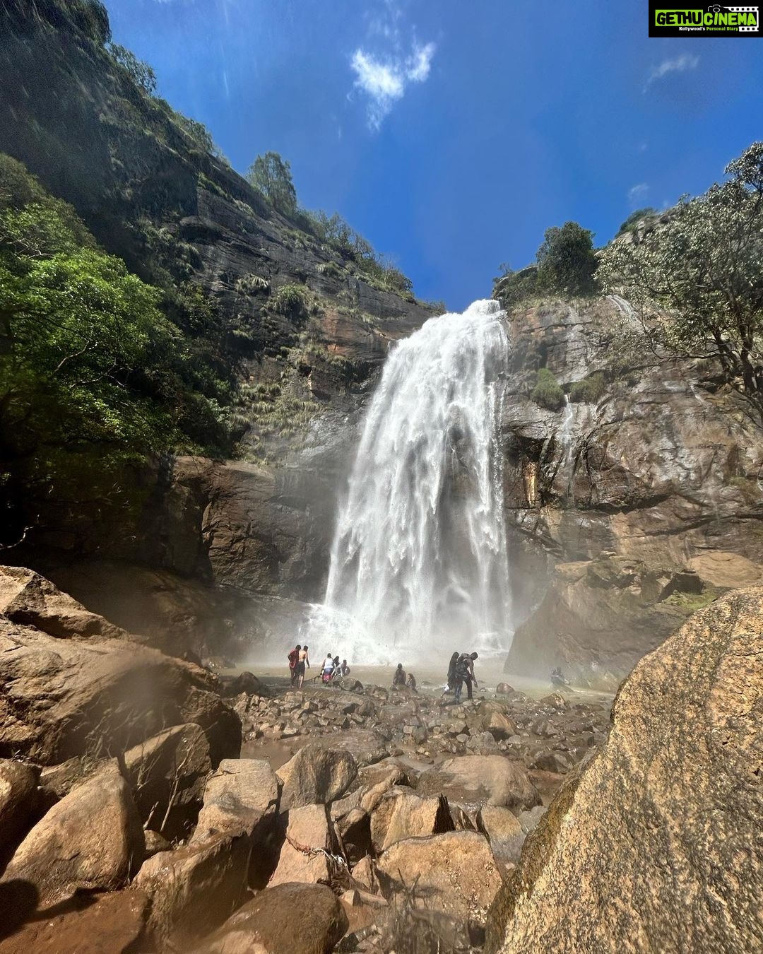 Pavithra Janani Instagram - Finally year end annmega payanam2022 With @tharsika_tharshi🫶🏻pc @barath_blze 😜 #kollihills⛰️ #agayagangaiwaterfalls #ettukai_amman_kovil #maasiperiyasaamitemple #trekking #onedaytrip #awesomeplaces #2022goals #travelawesome #blessed❤️ #thanksforeverything2022