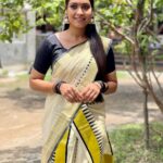 Pavithra Janani Instagram - 🖤 Pc @udhayakumar_u_k 😜 Thank u @remyaa_joseph for helping me to drape☺️ #adavancehappyonam #firtstimetryingthis #settumundu #celebratingallfestivals