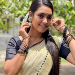 Pavithra Janani Instagram - 🖤 Pc @udhayakumar_u_k 😜 Thank u @remyaa_joseph for helping me to drape☺️ #adavancehappyonam #firtstimetryingthis #settumundu #celebratingallfestivals