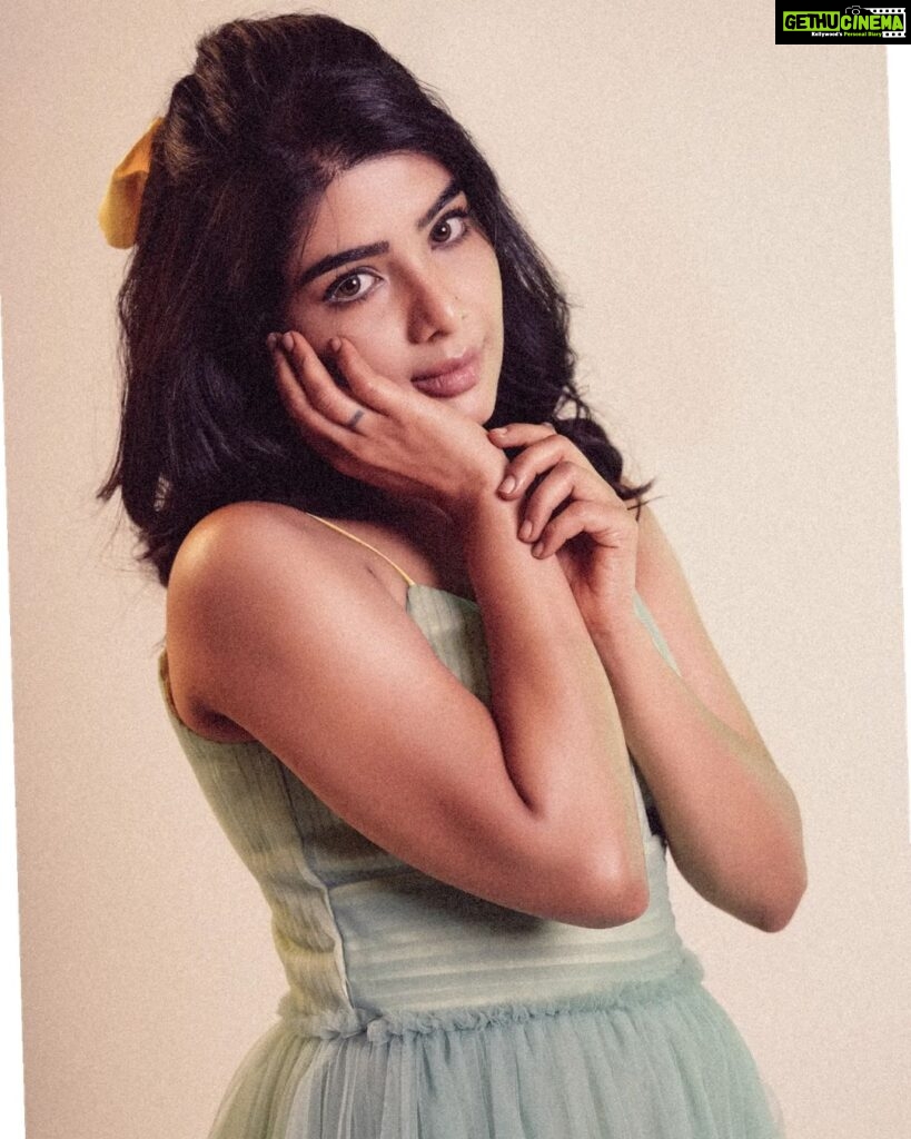 Pavithra Lakshmi Instagram - Old-schooled dreamer 🫰🧚 Ft @pavithralakshmioffl Styled by @indu_ig Makeup @deepz_beautyjourney Hairstylist @hair_by_aiswaryaraj Shot by @dxgphotographer Outfit @yaradesigners