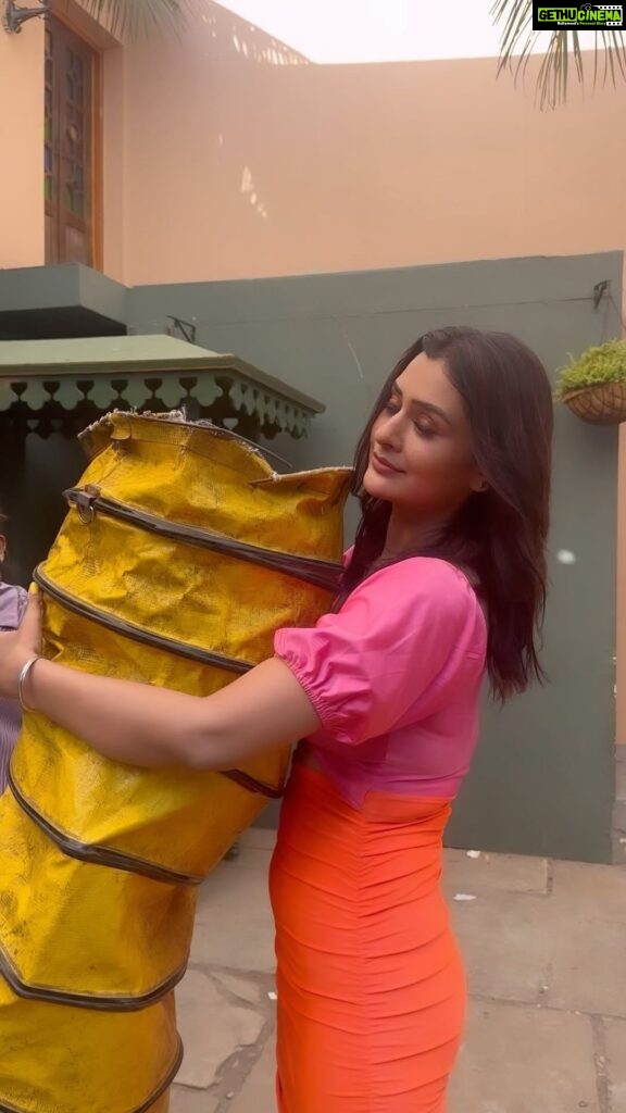 Payal Rajput Instagram - #letsbeattheheat “ I wanted to take a moment to express my gratitude to the anaconda (cute name kno) 🤪on set who saved my life from the hot climate. Hahah 😝It truly meant a lot to me. Thank you for being there when I needed you the most, and for making sure that I was able to get through the shoot safely and comfortably.”