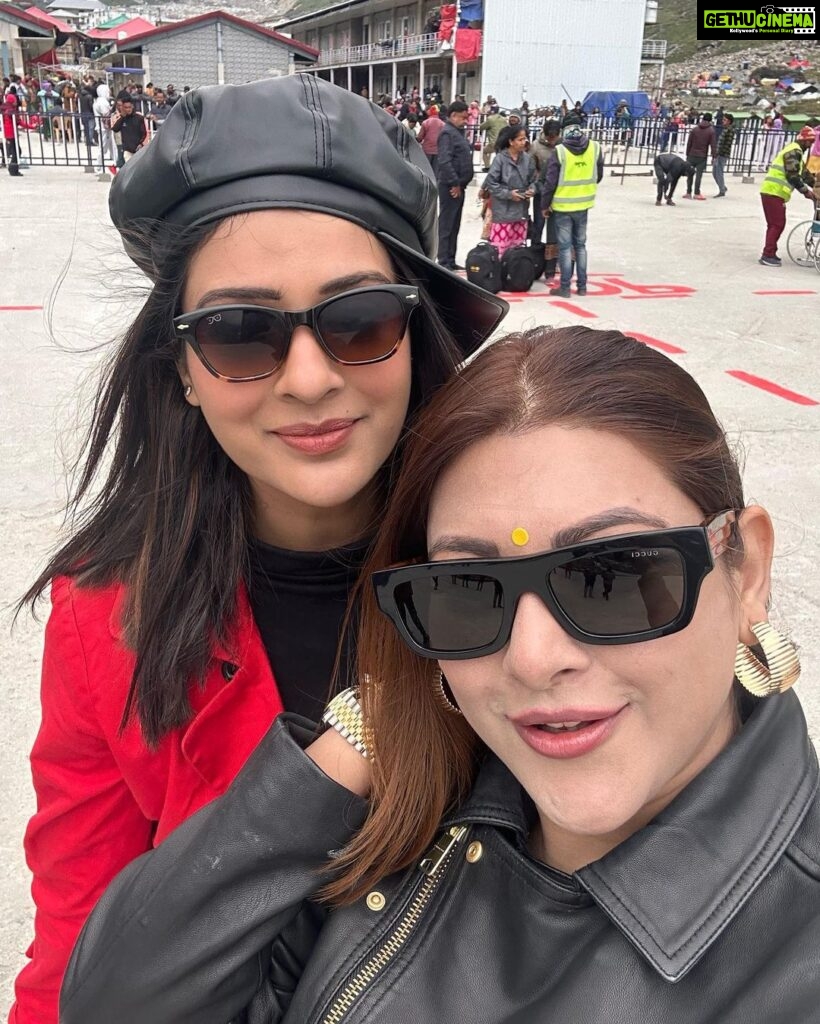 Payal Rajput Instagram - Sometimes the best adventures are the ones that are shared with your best friends … #frinedsforlife❤️ #kedharnathdarshan 🙏🏼 Har har Mahadev 🙏🏼 Kedarnath Temple