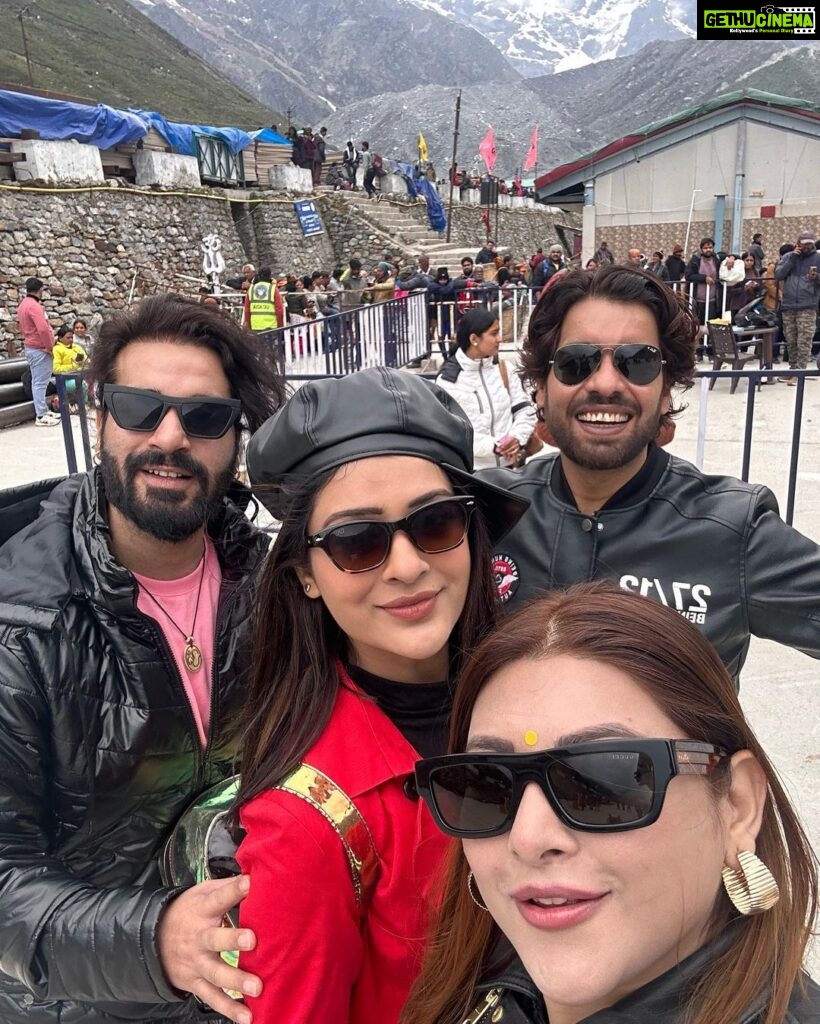Payal Rajput Instagram - Sometimes the best adventures are the ones that are shared with your best friends … #frinedsforlife❤️ #kedharnathdarshan 🙏🏼 Har har Mahadev 🙏🏼 Kedarnath Temple