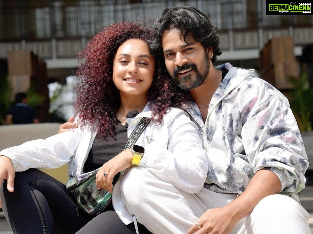 Pearle Maaney Instagram - Happy Valentine’s Day @srinish_aravind … I love You 😘 ❤️ . Also there is a new Valentine’s Day special video coming up at 4pm today on our youtube channel. Stay Tuned 🥰
