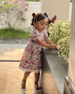 Pearle Maaney Instagram - Amma: Kallu parukki kalikkalle Nilu.
Nila : Amma Adi Kittum 😏
Amma : 😳😐🫠

Our Kutty Easter Egg 🐣 ❤️ @nila.pearlish 
Outfit 👗 : @brigette.george