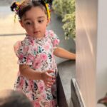 Pearle Maaney Instagram – Amma: Kallu parukki kalikkalle Nilu.
Nila : Amma Adi Kittum 😏
Amma : 😳😐🫠

Our Kutty Easter Egg 🐣 ❤️ @nila.pearlish 
Outfit 👗 : @brigette.george