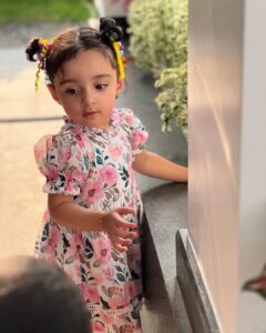 Pearle Maaney Instagram - Amma: Kallu parukki kalikkalle Nilu.
Nila : Amma Adi Kittum 😏
Amma : 😳😐🫠

Our Kutty Easter Egg 🐣 ❤️ @nila.pearlish 
Outfit 👗 : @brigette.george