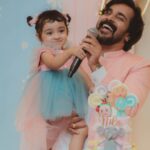 Pearle Maaney Instagram – Nila loves Cocomelon so we went for this theme 🥰
.
.

Decor @thegreindale 
Outfits styled by @ashna_aash_ 
Cake @whisk_n_frost 
Make up @nizanmakeovers
Face paint art @thannahs_art