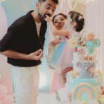 Pearle Maaney Instagram - Nila loves Cocomelon so we went for this theme 🥰 . . Decor @thegreindale Outfits styled by @ashna_aash_ Cake @whisk_n_frost Make up @nizanmakeovers Face paint art @thannahs_art