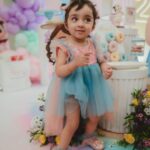 Pearle Maaney Instagram – Nila loves Cocomelon so we went for this theme 🥰
.
.

Decor @thegreindale 
Outfits styled by @ashna_aash_ 
Cake @whisk_n_frost 
Make up @nizanmakeovers
Face paint art @thannahs_art