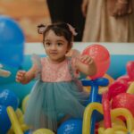 Pearle Maaney Instagram – Nila loves Cocomelon so we went for this theme 🥰
.
.

Decor @thegreindale 
Outfits styled by @ashna_aash_ 
Cake @whisk_n_frost 
Make up @nizanmakeovers
Face paint art @thannahs_art