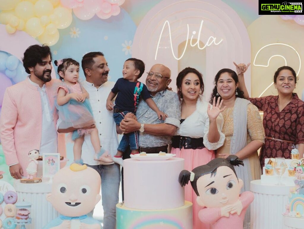 Pearle Maaney Instagram - Nila turns 2 ❤️🥰 . Decor @thegreindale Outfits styled by @ashna_aash_ Cake @whisk_n_frost Make up @nizanmakeovers Face paint art @thannahs_art