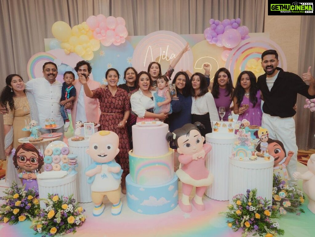 Pearle Maaney Instagram - Nila turns 2 ❤️🥰 . Decor @thegreindale Outfits styled by @ashna_aash_ Cake @whisk_n_frost Make up @nizanmakeovers Face paint art @thannahs_art