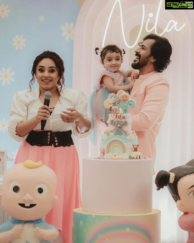 Pearle Maaney Instagram - Nila Turns 2 ❤️🥰 . . Decor @thegreindale Outfits styled by @ashna_aash_ Cake @whisk_n_frost Make up @nizanmakeovers Face paint art @thannahs_art