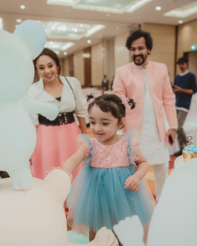 Pearle Maaney Instagram - Nila Turns 2 ❤️🥰 . . Decor @thegreindale Outfits styled by @ashna_aash_ Cake @whisk_n_frost Make up @nizanmakeovers Face paint art @thannahs_art