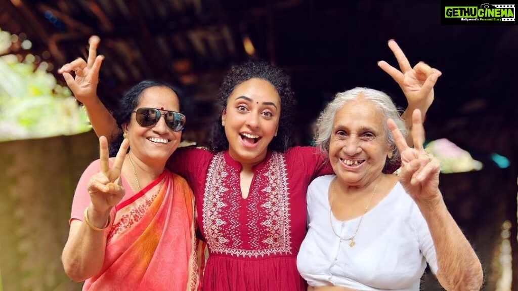 Pearle Maaney Instagram - What can I say!? I’m just super blessed with a beautiful family that only knows to Love and Laugh from heart. My Amma and Ammamma. srinish_aravind thank you for this click 😘 Also we made the Yummiest Fish Curry and the Recipe is Out now on ur Latest Vlog ! Check Story or our Youtube Channel Now !!! 🥰❤️