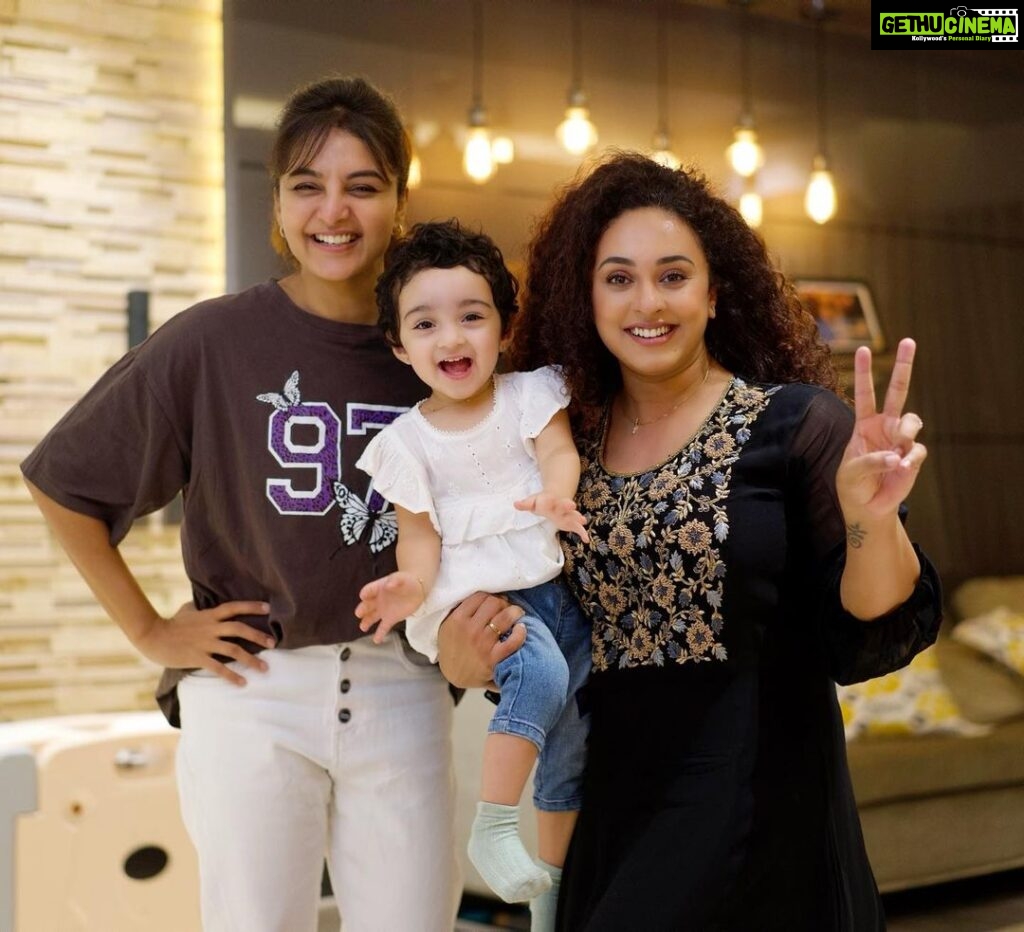 Pearle Maaney Instagram - With our Very own sweetheart @manju.warrier … we had a great time catching up… making Dosas… singing.. dancing and just exchanging happy Vibes ❤️ full vlog out on youtube 😍 . @jiksonphotography @bineeshchandra @srinish_aravind