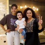 Pearle Maaney Instagram – With our Very own sweetheart @manju.warrier … we had a great time catching up… making Dosas… singing.. dancing and just exchanging happy Vibes ❤️ full vlog out on youtube 😍
.
@jiksonphotography @bineeshchandra 
@srinish_aravind