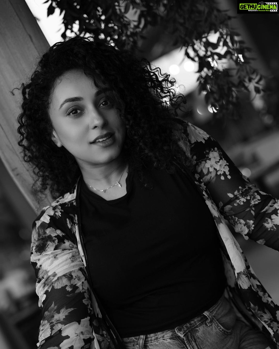 Pearle Maaney Instagram - 🖤 . Click @srinish_aravind Ula Dubai