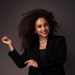 Pearle Maaney Instagram – For me … true freedom began when I started letting my hair open and was beginning to feel proud of it. My college days to be precise 😋
.
Look for a @fairfuture_overseaseducation event. 
.
Click @plan.b.actions @jibinartist 
@maxxocreative 
Outfit @men_in_q_wedding 
Styling @ashna_aash_
MUA : Myself 🤓
Necklace Hubby’s Gift 🥰