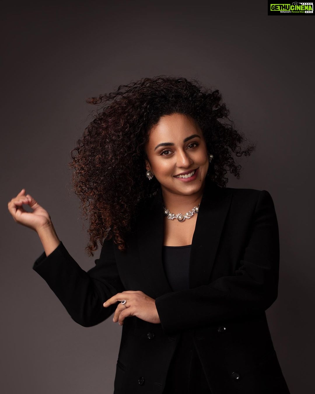 Pearle Maaney Instagram - For me … true freedom began when I started letting my hair open and was beginning to feel proud of it. My college days to be precise 😋 . Look for a @fairfuture_overseaseducation event. . Click @plan.b.actions @jibinartist @maxxocreative Outfit @men_in_q_wedding Styling @ashna_aash_ MUA : Myself 🤓 Necklace Hubby’s Gift 🥰