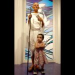 Pearle Maaney Instagram – Nila with Mahatma Gandhi… 
Caption this please.. I’ll pin my favourite ones 😀❤️ Madame Tussauds Singapore